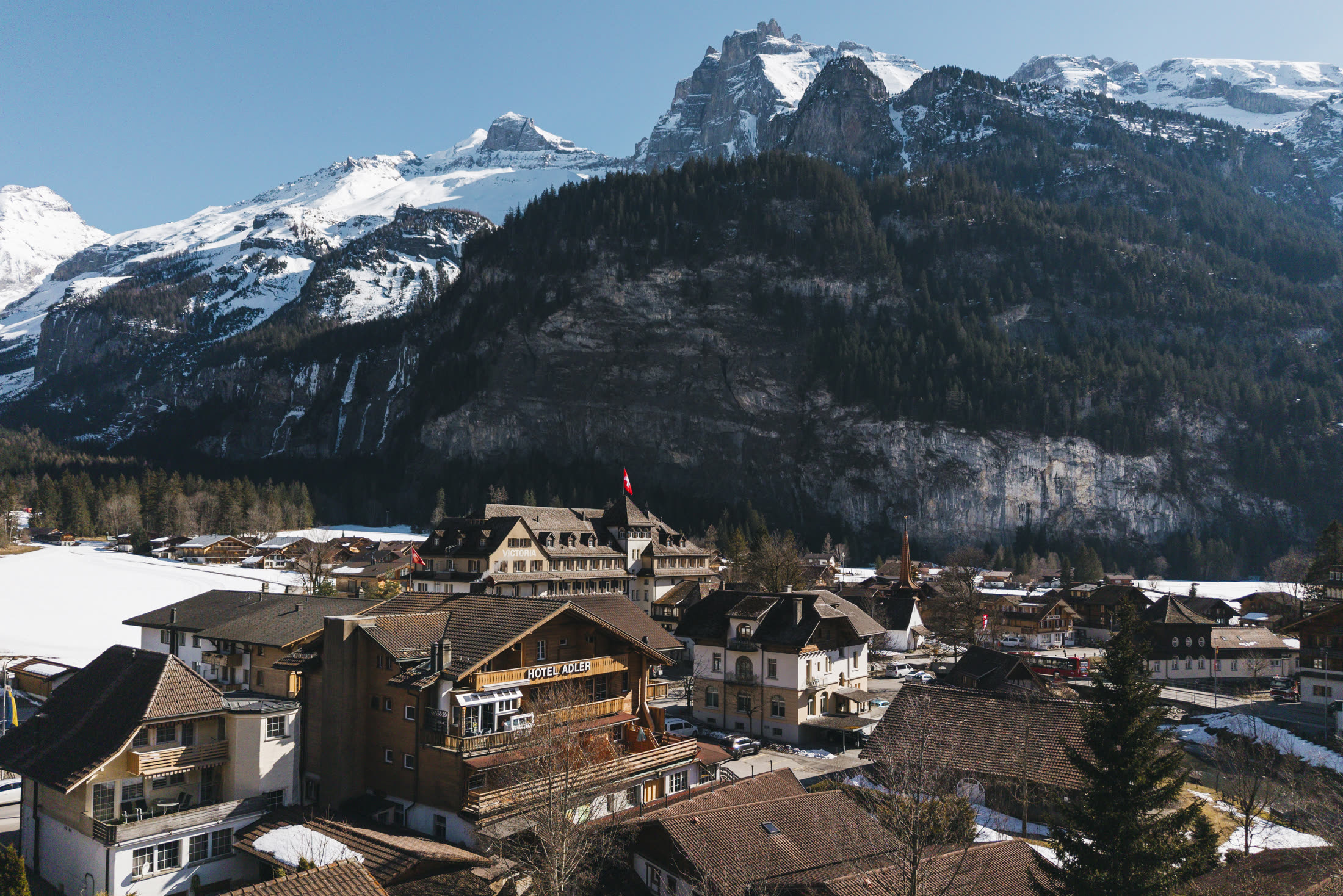 Luftaufnahme von Kandersteg im Winter mit dem Chalet-Hotel Adler