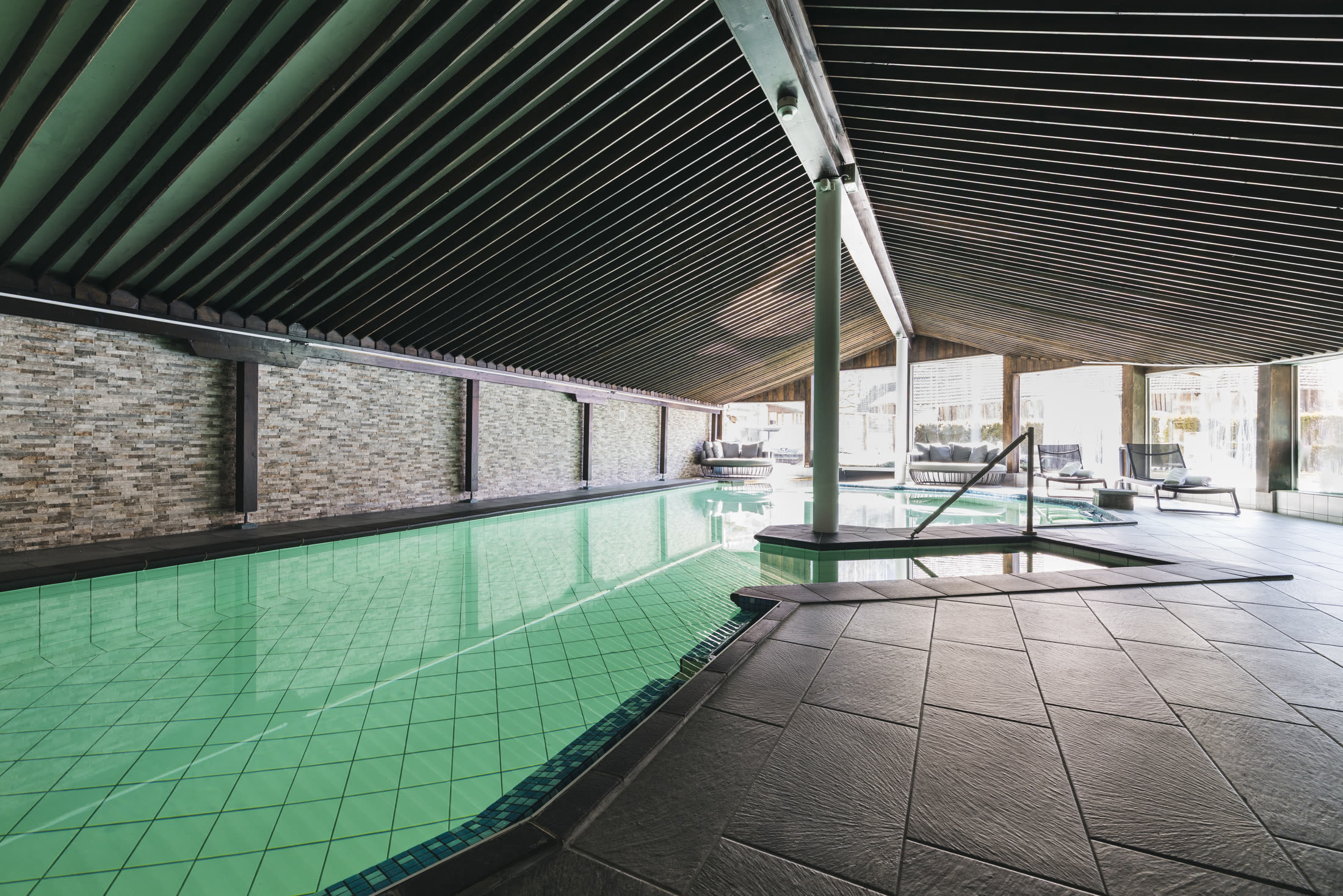 Hallenbad im Spa-Bereich des Chalet-Hotel Adler bei Tageslicht